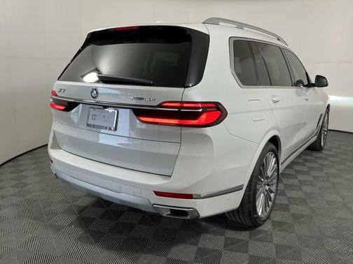 Mineral White Metallic 2026 BMW X7 xDrive40i