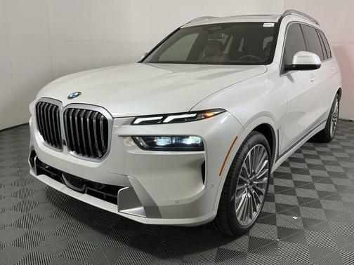 Mineral White Metallic 2026 BMW X7 xDrive40i