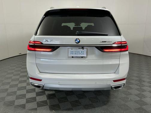 Mineral White Metallic 2026 BMW X7 xDrive40i