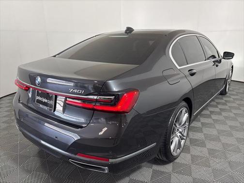 2022 BMW 740 i