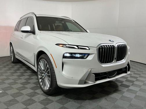 Mineral White Metallic 2027 BMW X7 xDrive40i