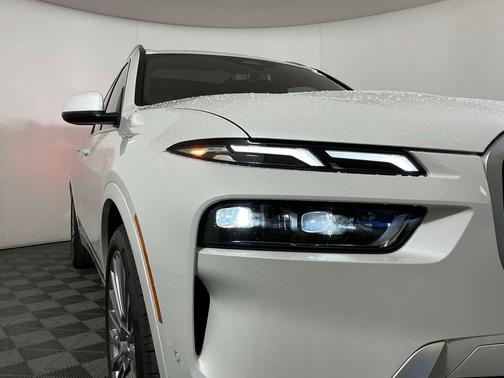 Mineral White Metallic 2027 BMW X7 xDrive40i
