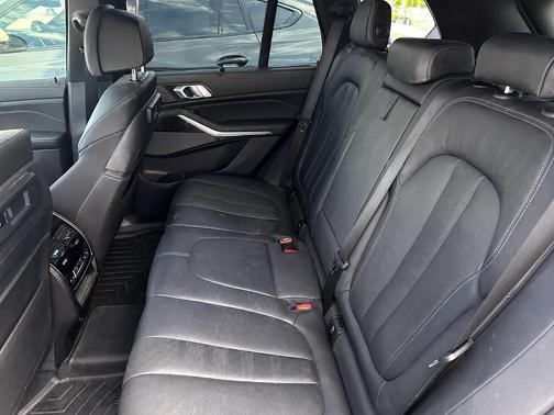 Black Sapphire Metallic 2021 BMW X5 M50i