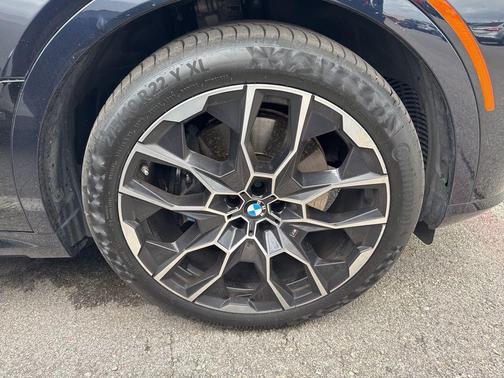 Carbon Black Metallic 2024 BMW X7 xDrive40i