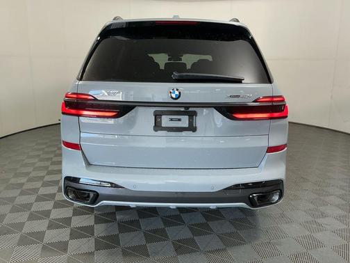 Brooklyn Grey Metallic 2026 BMW X7 xDrive40i