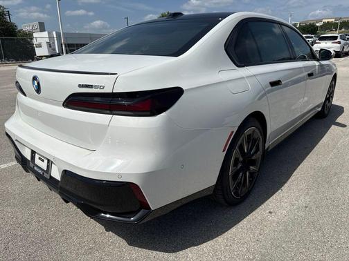 Alpine White 2024 BMW i7 eDrive50