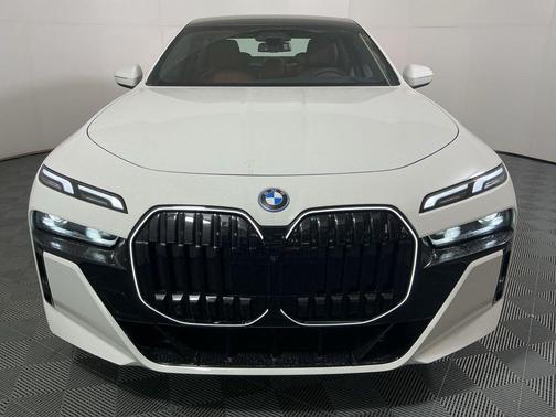 2026 BMW 750e i xDrive