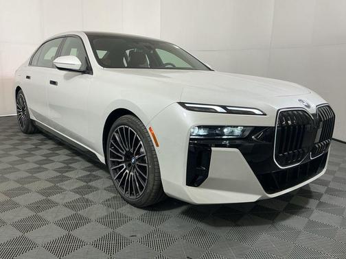 2026 BMW 750e i xDrive