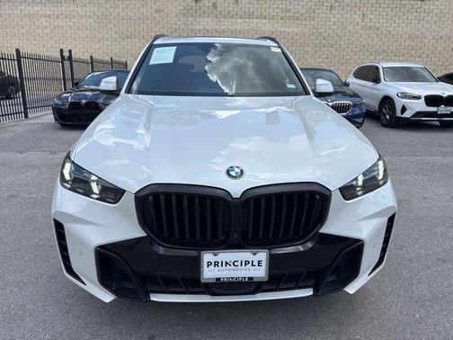 Mineral White Metallic 2024 BMW X5 xDrive40i