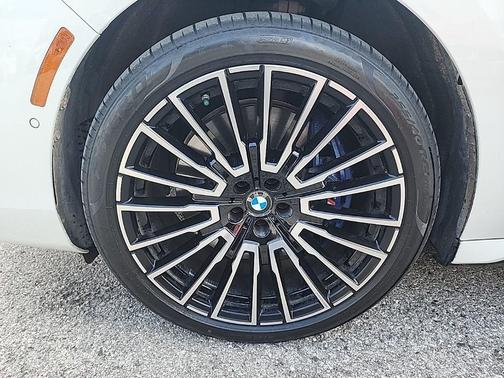 Mineral White Metallic 2025 BMW 760 xDrive