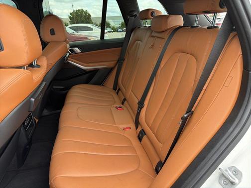 Mineral White Metallic 2022 BMW X5 xDrive40i