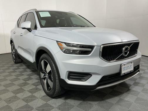 2020 Volvo XC40 T4 Momentum