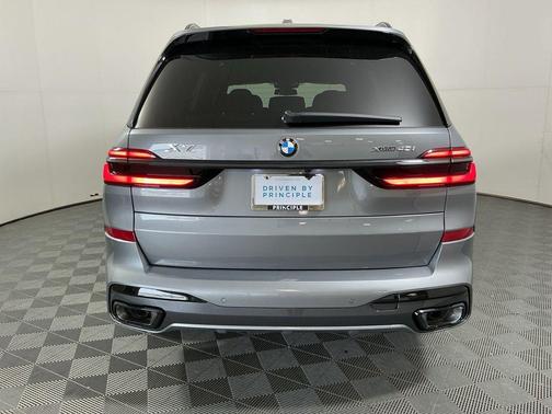 Skyscraper Grey Metallic 2026 BMW X7 xDrive40i