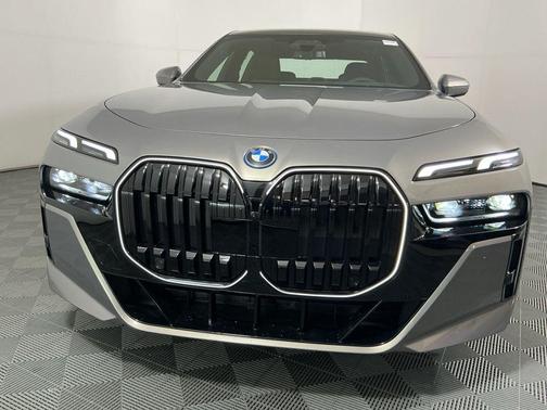 2026 BMW 750e i xDrive