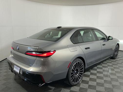 2026 BMW 750e i xDrive