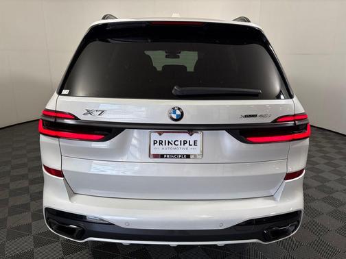 Mineral White Metallic 2024 BMW X7 xDrive40i