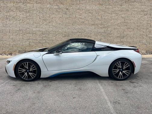 Crystal White Pearl Metallic w/BMW i Frozen Blue 2019 BMW i8 Base
