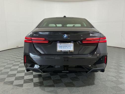 Dark Graphite Metallic 2026 BMW 550e xDrive