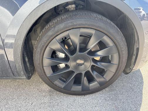 2022 Tesla Model Y Long Range Dual Motor All-Wheel Drive