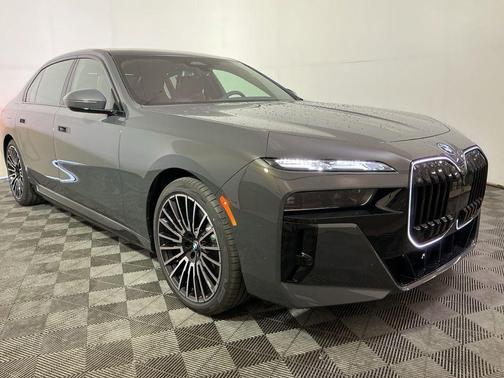 Dravit Grey Metallic 2026 BMW 750e i xDrive