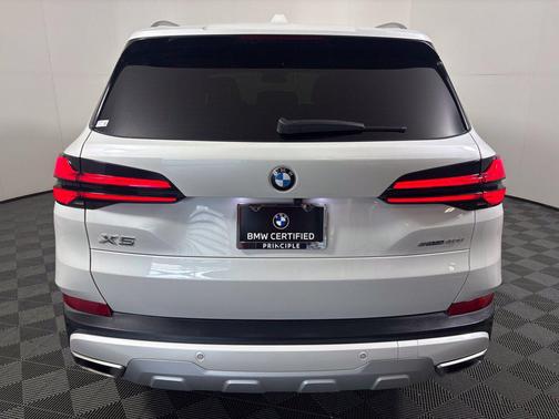 Mineral White Metallic 2024 BMW X5 sDrive40i