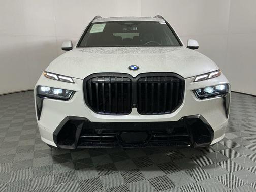 Mineral White Metallic 2025 BMW X7 xDrive40i
