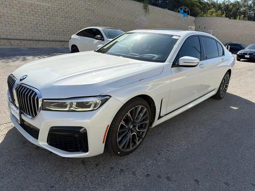 Mineral White Metallic 2022 BMW 740 i