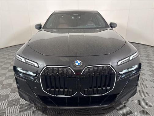 2025 BMW 740 i