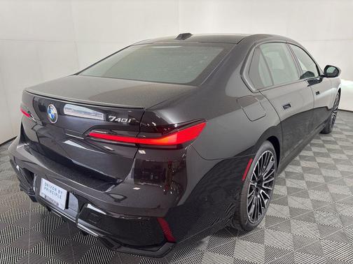 2025 BMW 740 i