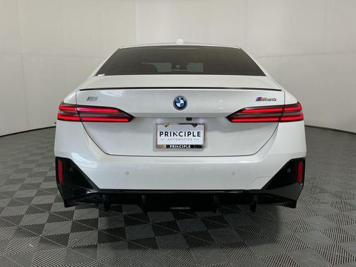 Mineral White Metallic 2024 BMW i5 M60