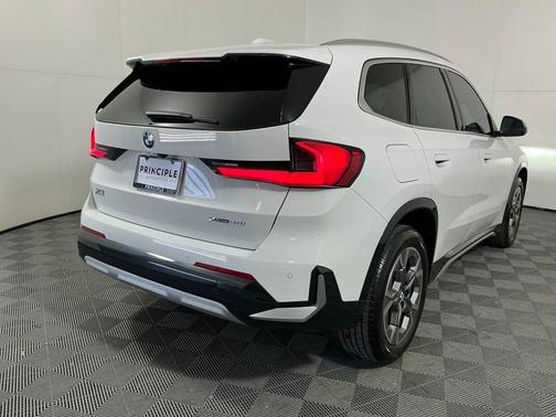 Alpine White 2024 BMW X1 xDrive28i