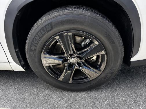 Blizzard Pearl 2021 Toyota Highlander LE