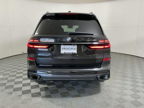 Black Sapphire Metallic 2025 BMW X7 xDrive40i