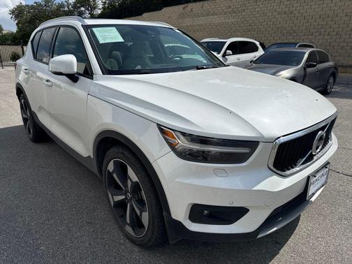 Crystal White Metallic 2022 Volvo XC40 T5 Momentum
