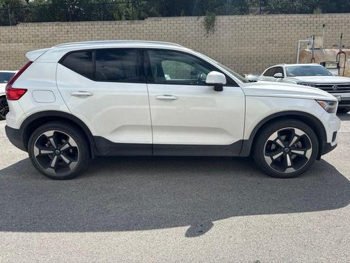 Crystal White Metallic 2022 Volvo XC40 T5 Momentum