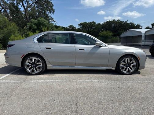Space Silver Metallic 2024 BMW i7 xDrive60