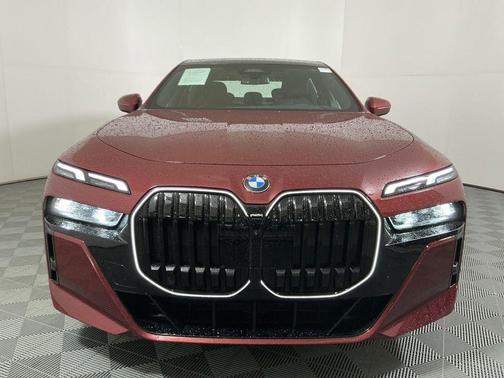 Aventurin Red Metallic 2025 BMW 740 xDrive