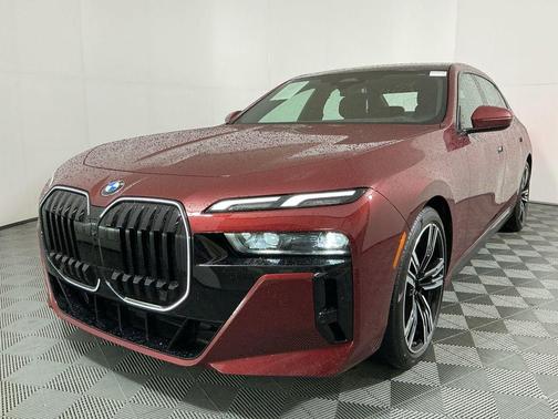 Aventurin Red Metallic 2025 BMW 740 xDrive
