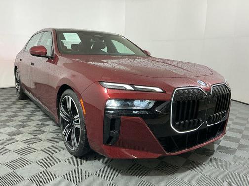 Aventurin Red Metallic 2025 BMW 740 xDrive