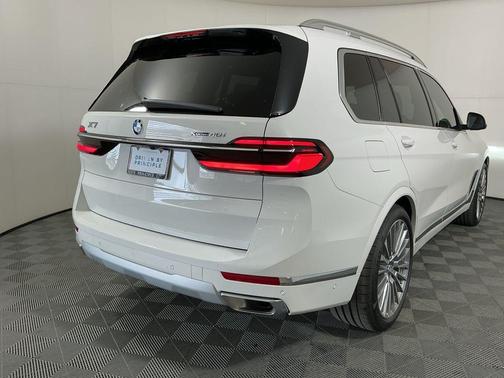 Alpine White 2026 BMW X7 xDrive40i