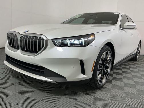 Mineral White Metallic 2025 BMW 530 530i