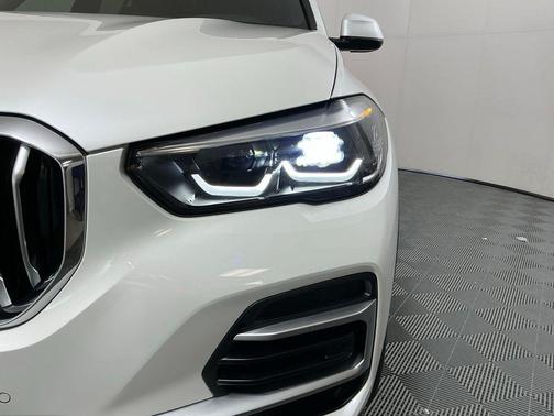 Mineral White Metallic 2023 BMW X5 sDrive40i