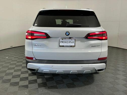 Mineral White Metallic 2023 BMW X5 sDrive40i