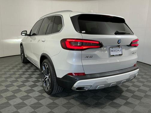 Mineral White Metallic 2023 BMW X5 sDrive40i