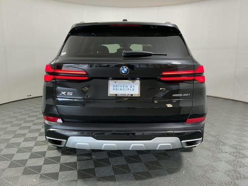 Black Sapphire Metallic 2024 BMW X5 sDrive40i