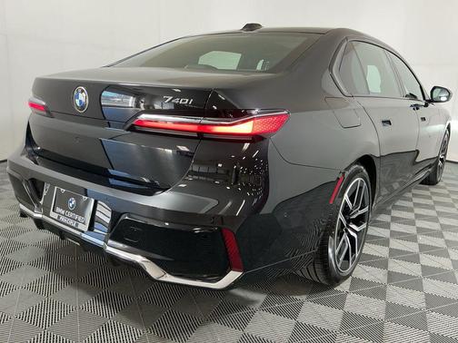 2023 BMW 740 i