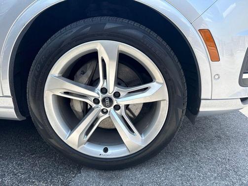 Silver Metallic 2019 Audi Q7 55 Prestige