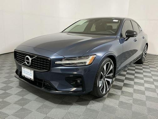 2022 Volvo S60 T5 Momentum