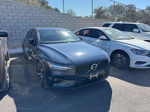 2022 Volvo S60 T5 Momentum