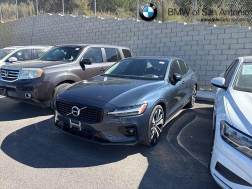 2022 Volvo S60 T5 Momentum